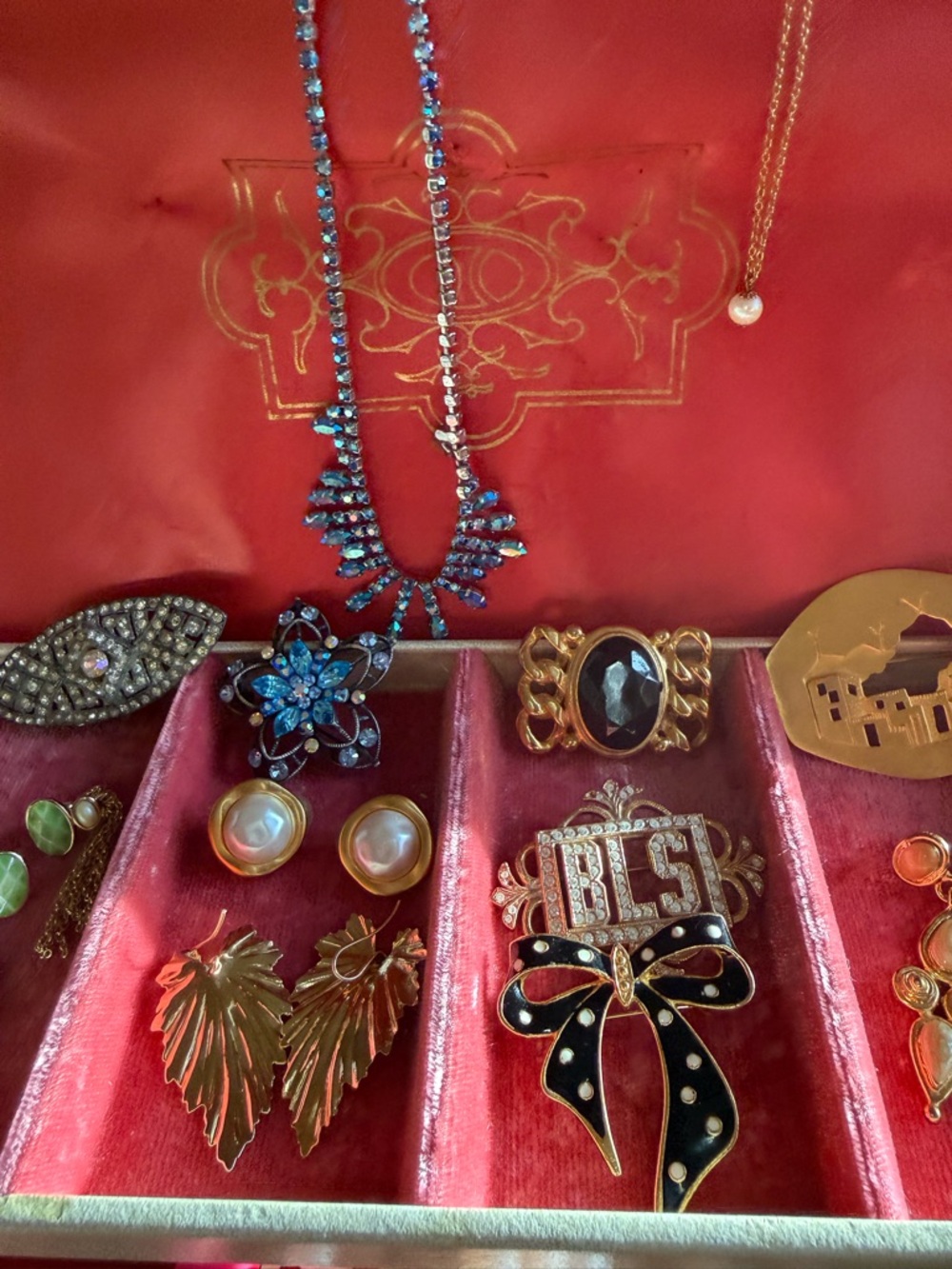 Vintage Jewelry Box filled Jewelry, Lady BuxtonVTG brooches earring’s necklaces - Picture 3 of 16